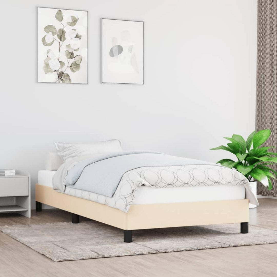 Das Bettgestell nimmt mit 203 x 93 x 25 cm Gestalt an