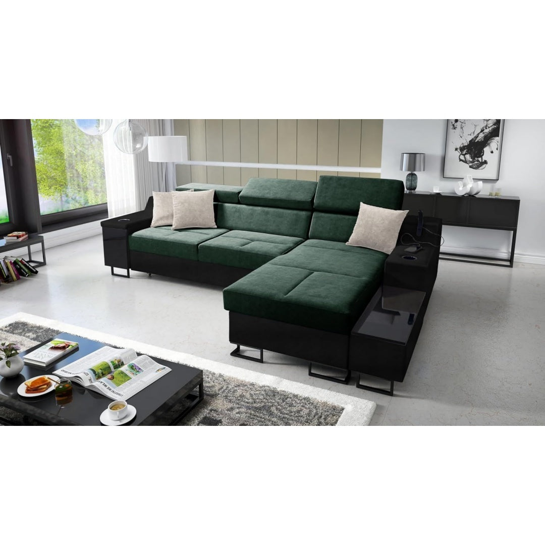 Das Sofa zeigt eine Schlaffunktion in Gruen