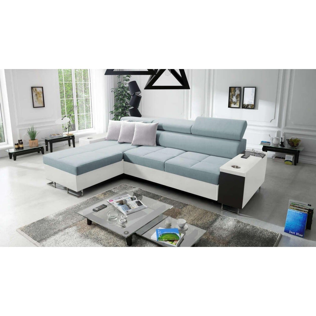 Eine Schlaffunktion praegt das Sofa in Grau und Weiss