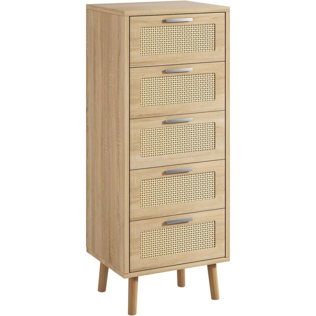 Flechtoptik trifft bei dem Sideboard auf Holzbeine