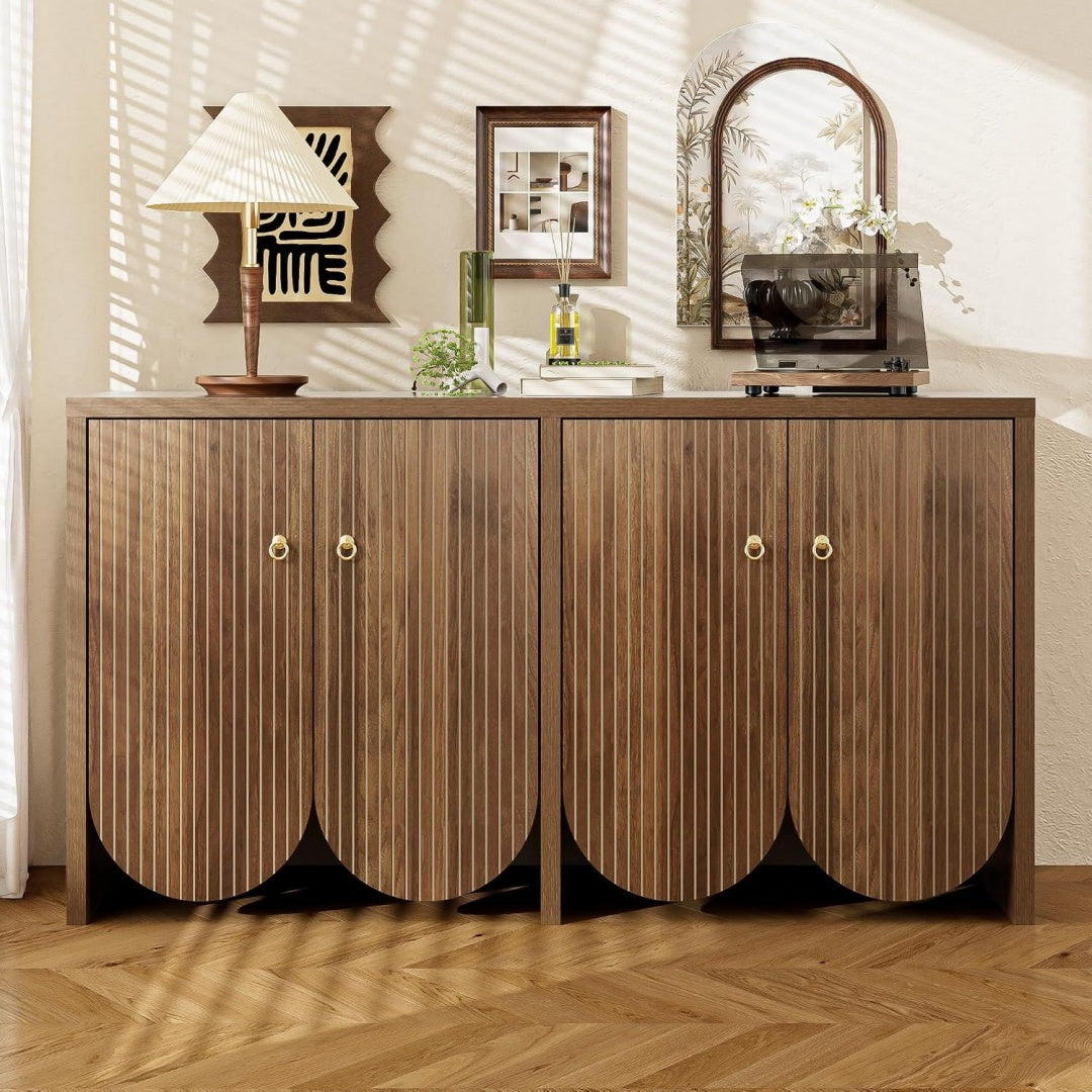 4 Tueren und strukturierte Fronten an dem Sideboard