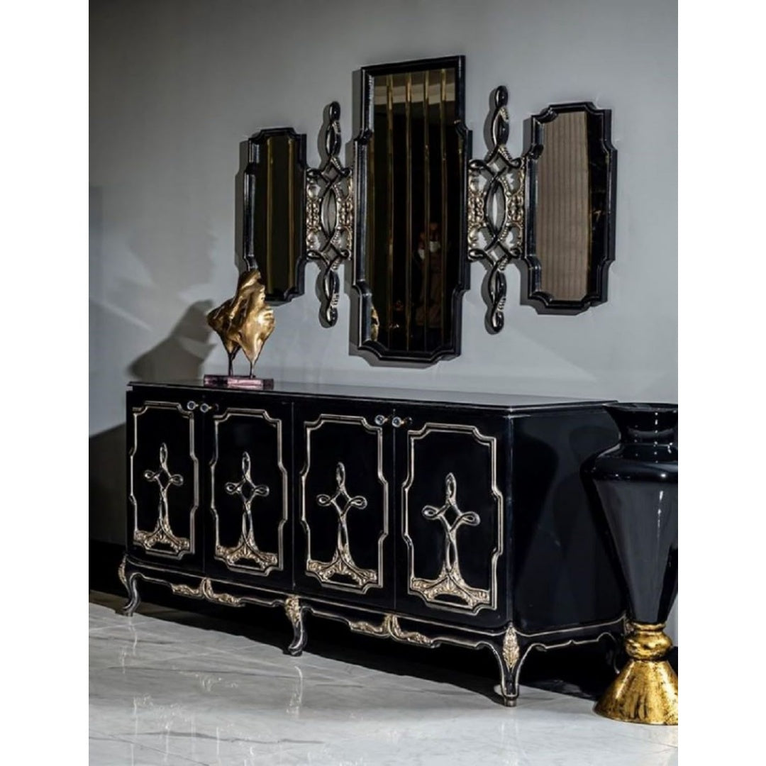 Sideboard mit 4 Tueren und einem Spiegel