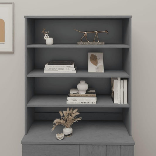 Die Gestaltung von dem Hochschrank wird durch Massivholz und Kiefernholz gepraegt