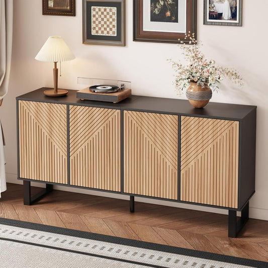 4 Tueren treffen bei dem Hochschrank auf verstellbare Ablagen