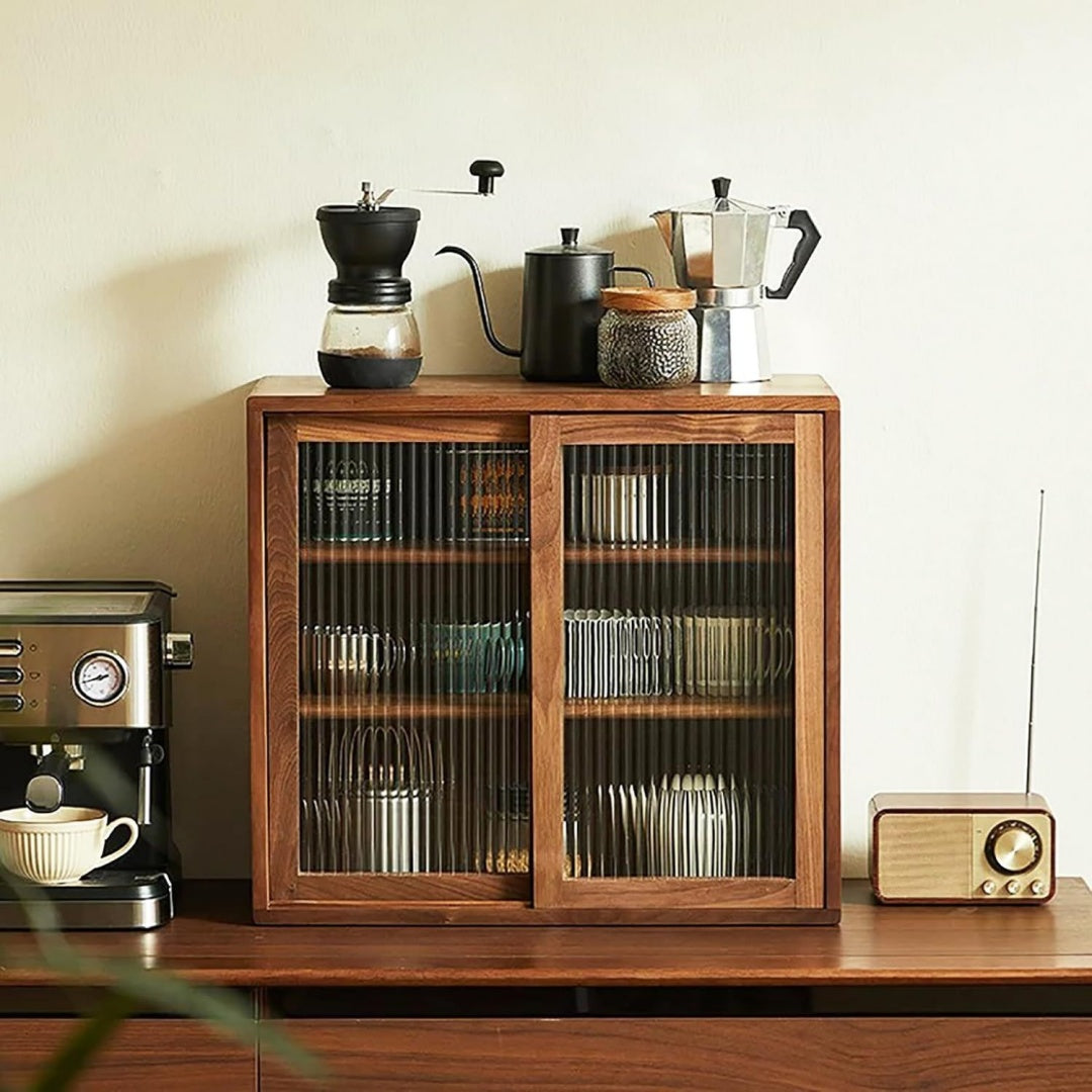 Bambuselemente und Schiebetueren an dem Sideboard