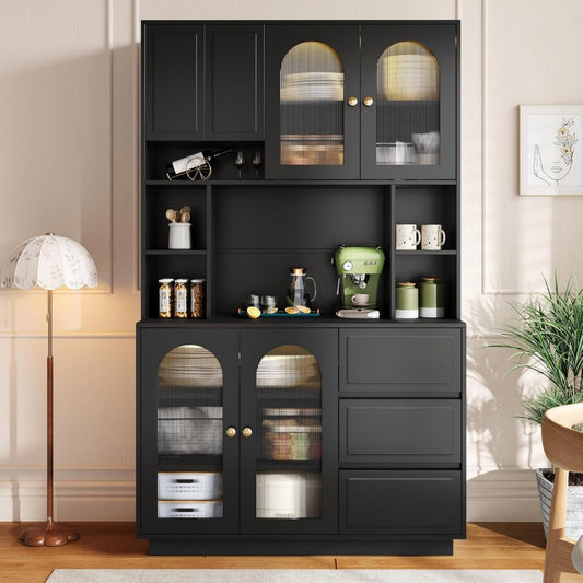 Offene Ablagen und Metallgriffe an dem Sideboard