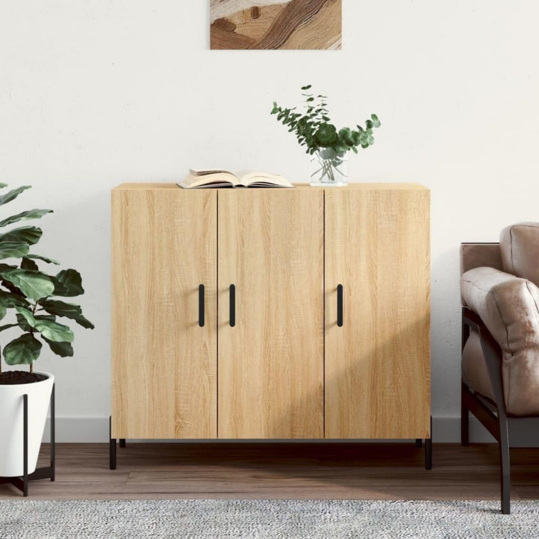 Ein Metallgestell an dem Sideboard aus Holzwerkstoff und Metall
