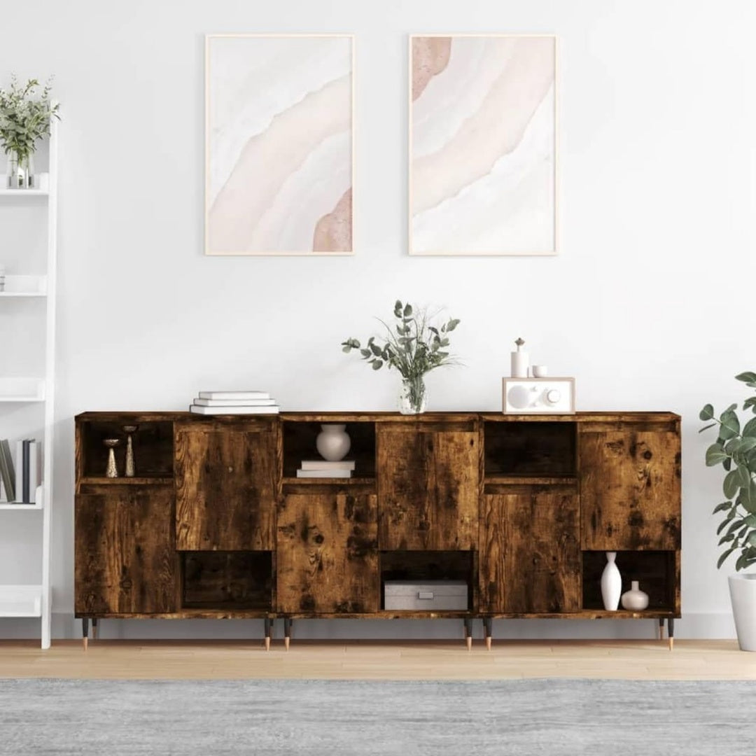 Ein Metallgestell trifft bei dem Sideboard auf geschlossenen Stauraum