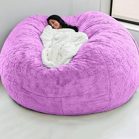 Das Wohntextil setzt auf eine Farbgebung in Violett